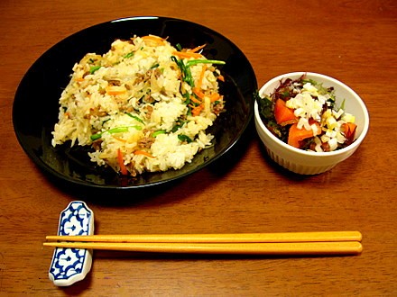 ベネッセ食材宅配 お試しメニュー フライパンでビビンバ、海藻とトマトのサラダ