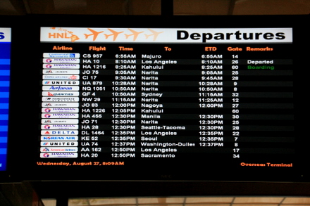 ホノルル空港の電光掲示板