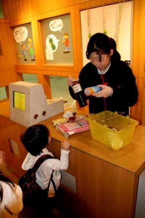 コンビニでレオ、買い物をする