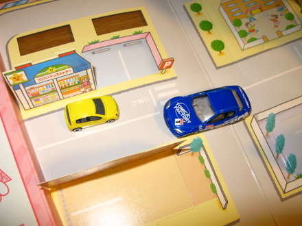 ミニトミカと普通のトミカのサイズ比較