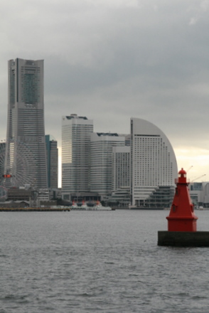 横浜ランドマークタワーと赤灯台