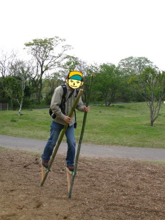 竹馬にのるパパ