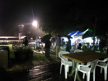 雨の萌木の村