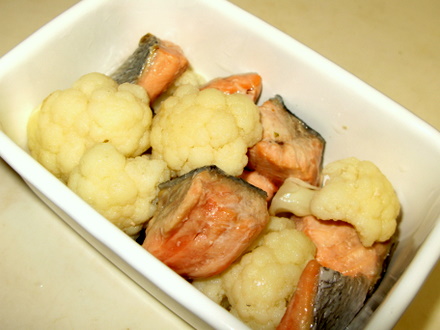 鮭の一口焼きとカリフラワーのマリネ