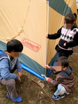 初キャンプ　テントを建てる