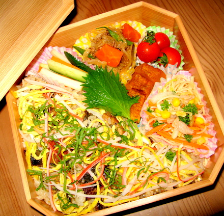 秋田杉のお重に詰めた、遠足のお弁当
