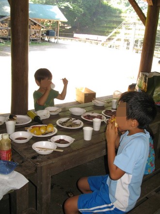 食べる子ども達