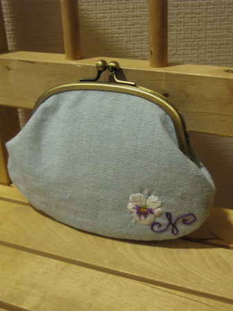 がま口ポーチ　すみれの刺繍