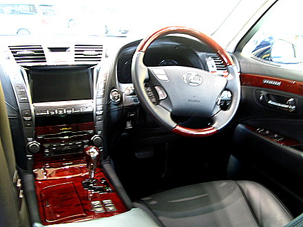 レクサスLS6001hLの運転席